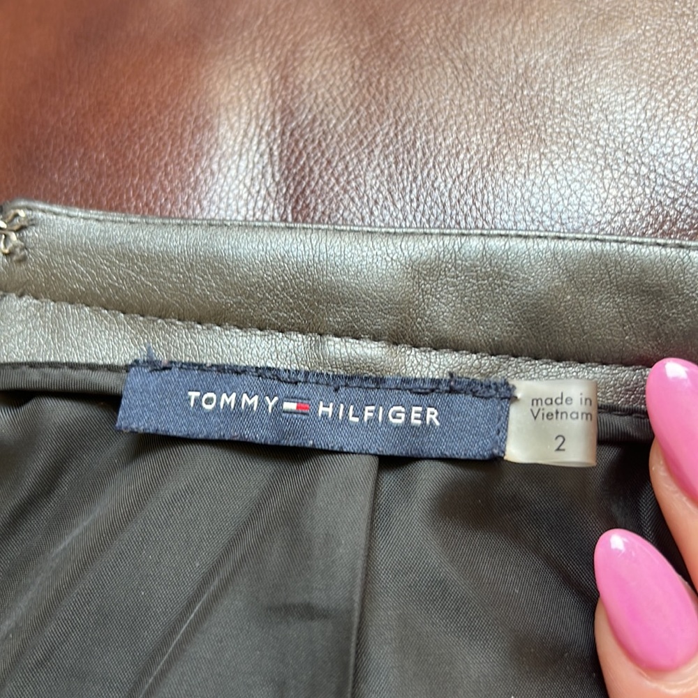 Tommy Hilfiger size 2 faux leather gray skirt - Picture 5 of 5